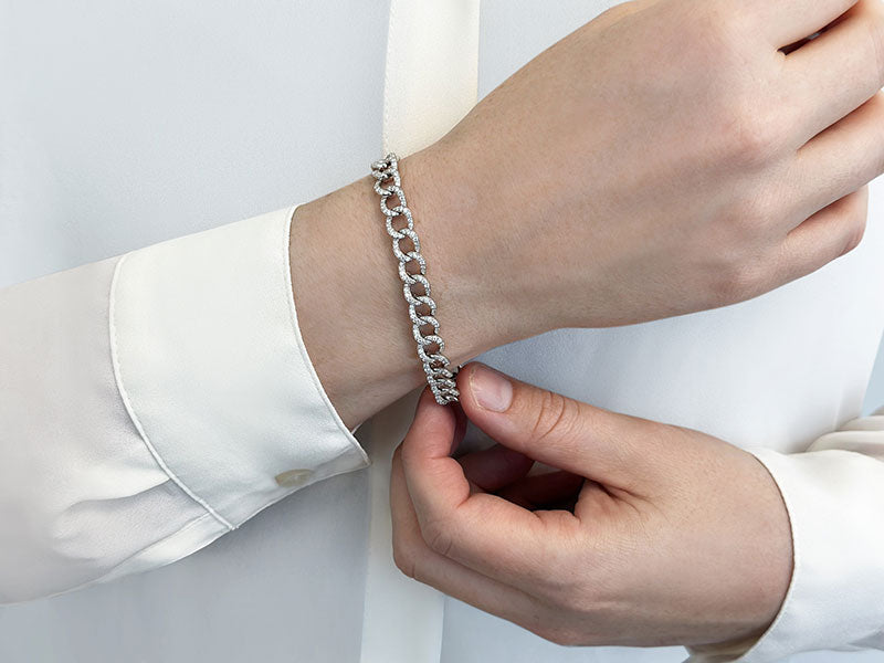 Graduated Diamond Circle Link Bracelet
